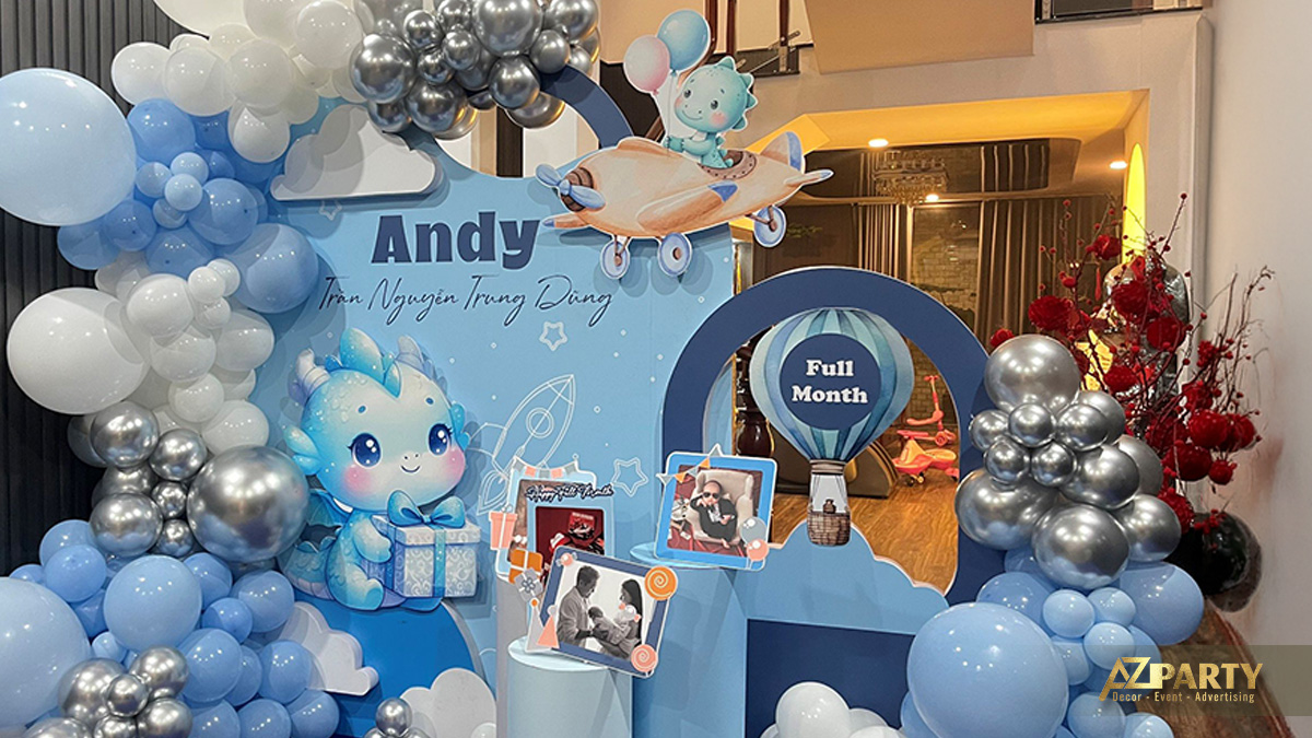 Bàn gallery thôi nôi bé Andy trang trí với bánh kem, phụ kiện và ảnh gia đình