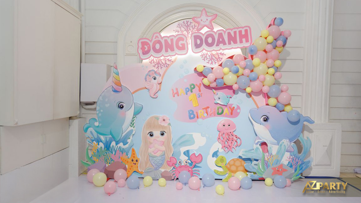 Bàn gallery thôi nôi trang trí concept biển cả với san hô và vỏ sò ngộ nghĩnh