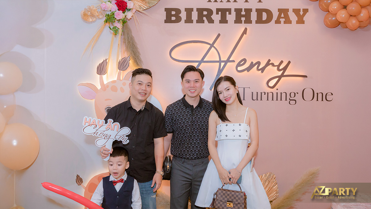 Bàn gallery thôi nôi được bày trí tinh tế với nhiều khung ảnh đáng yêu