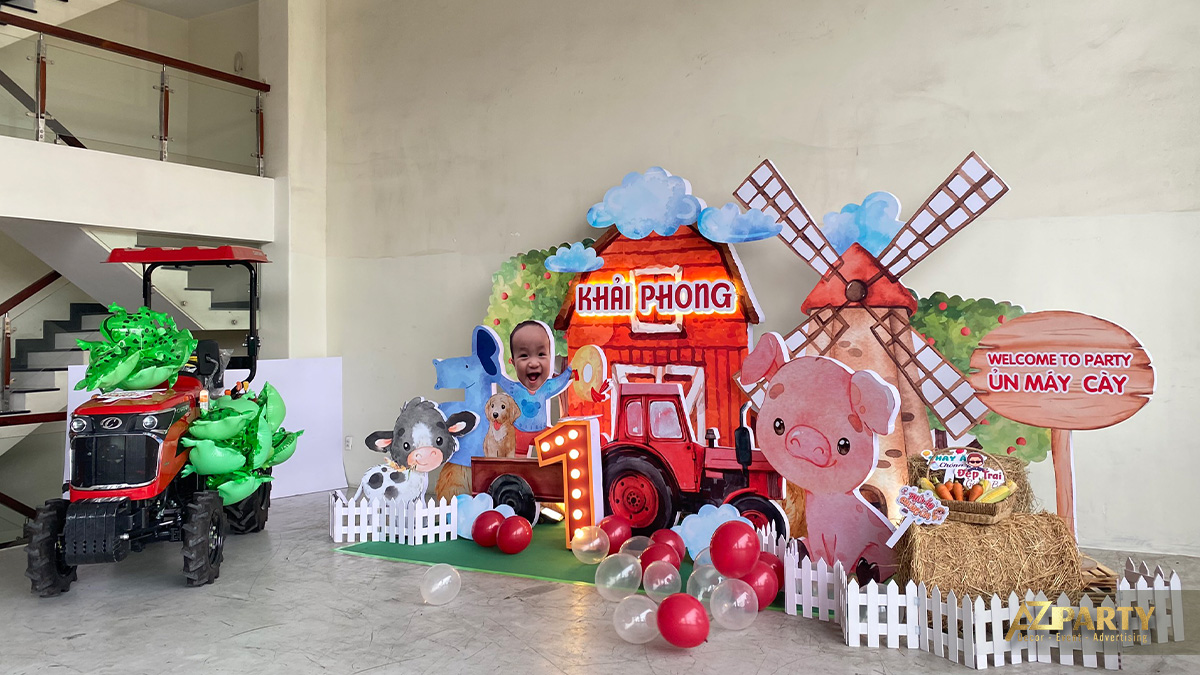 Bàn gallery thôi nôi được bày trí đáng yêu với nhiều phụ kiện tinh tế