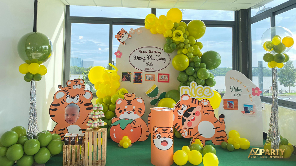Backdrop tiệc thôi nôi hình ảnh con Hổ mạnh mẽ dành riêng cho bé Putin