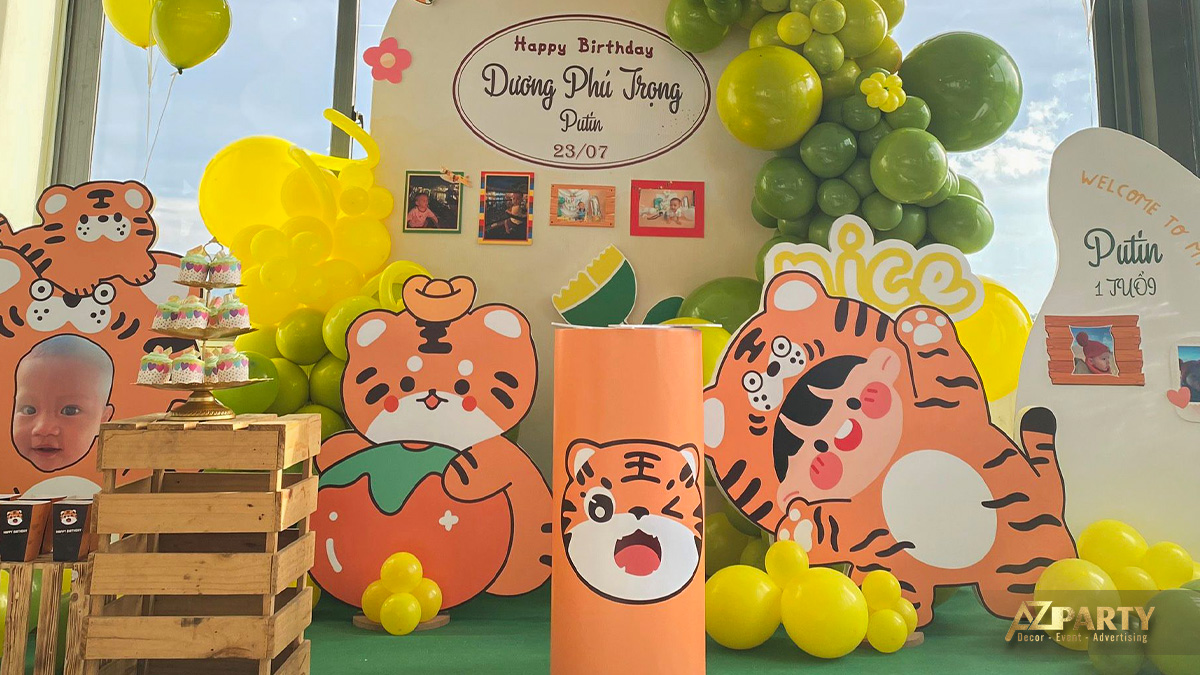 Bàn gallery thôi nôi trang trí theo chủ đề Hổ với tông màu cam vàng nổi bật