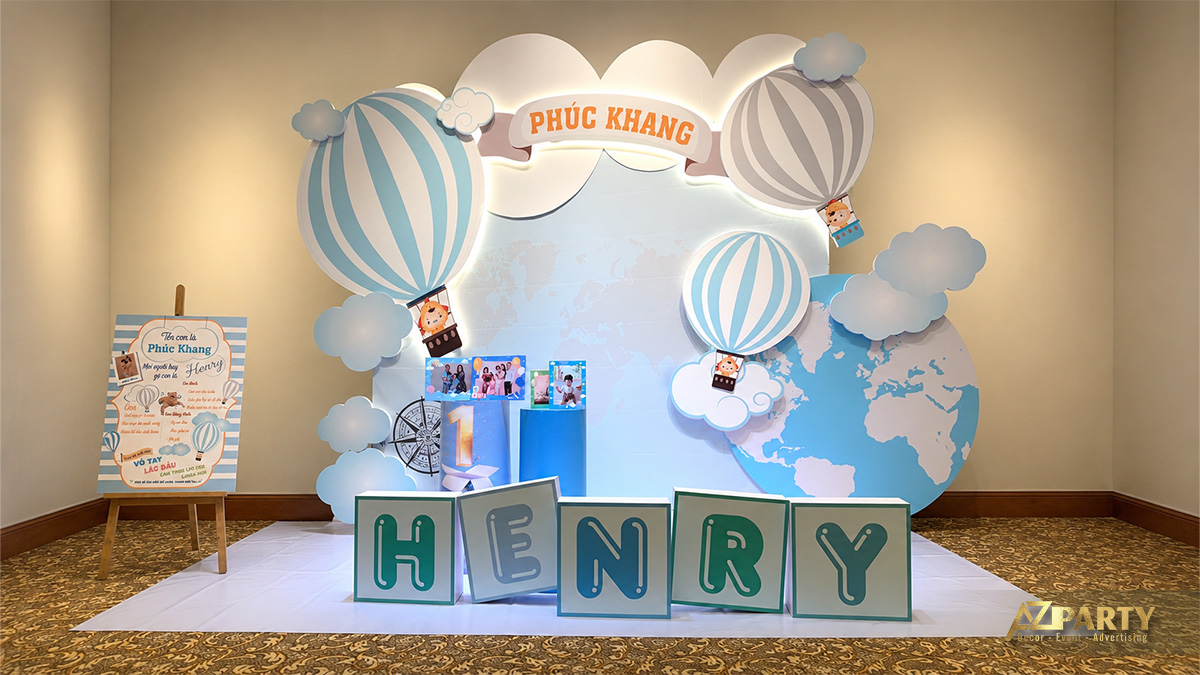 Bàn gallery thôi nôi được bày trí đáng yêu với nhiều phụ kiện ngộ nghĩnh