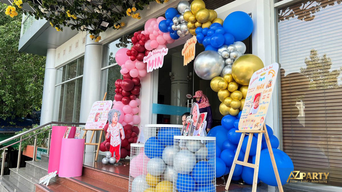 Toàn cảnh không gian trang trí tiệc thôi nôi đôi rực rỡ của hai bé Min và Max