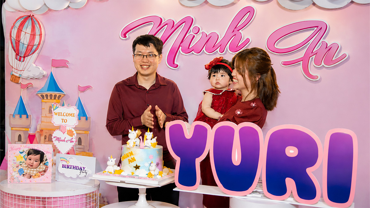Backdrop trang trí thôi nôi rực rỡ và tinh tế dành cho bé Yuri