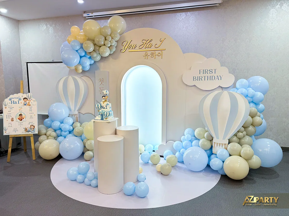 Góc nghiêng backdrop thôi nôi bé You Ha J với hai mô hình khinh khí cầu pastel