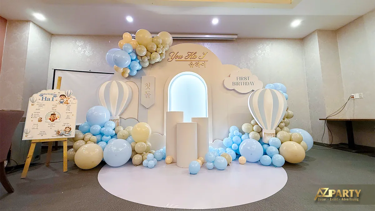 Bố cục chính của backdrop thôi nôi khinh khí cầu tông xanh kem