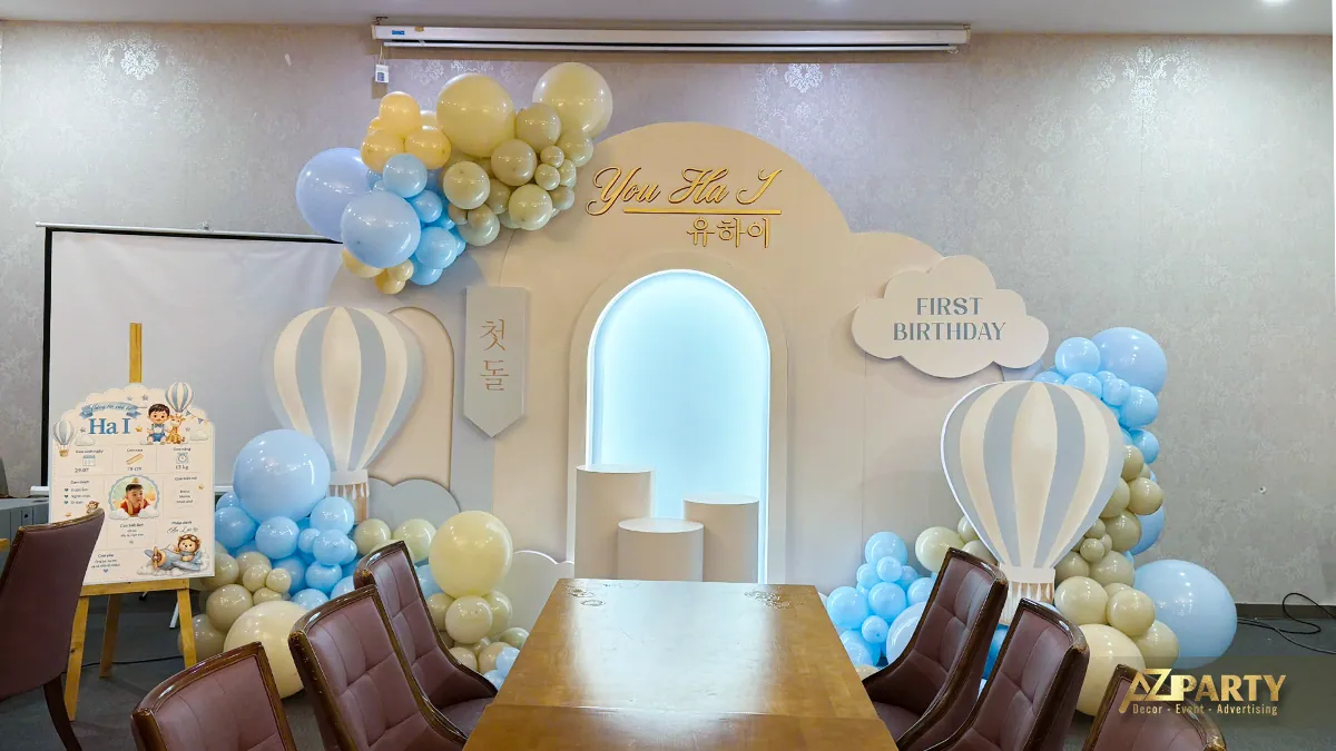 Backdrop thôi nôi bé You Ha J nhìn từ khu vực bàn tiệc của nhà hàng