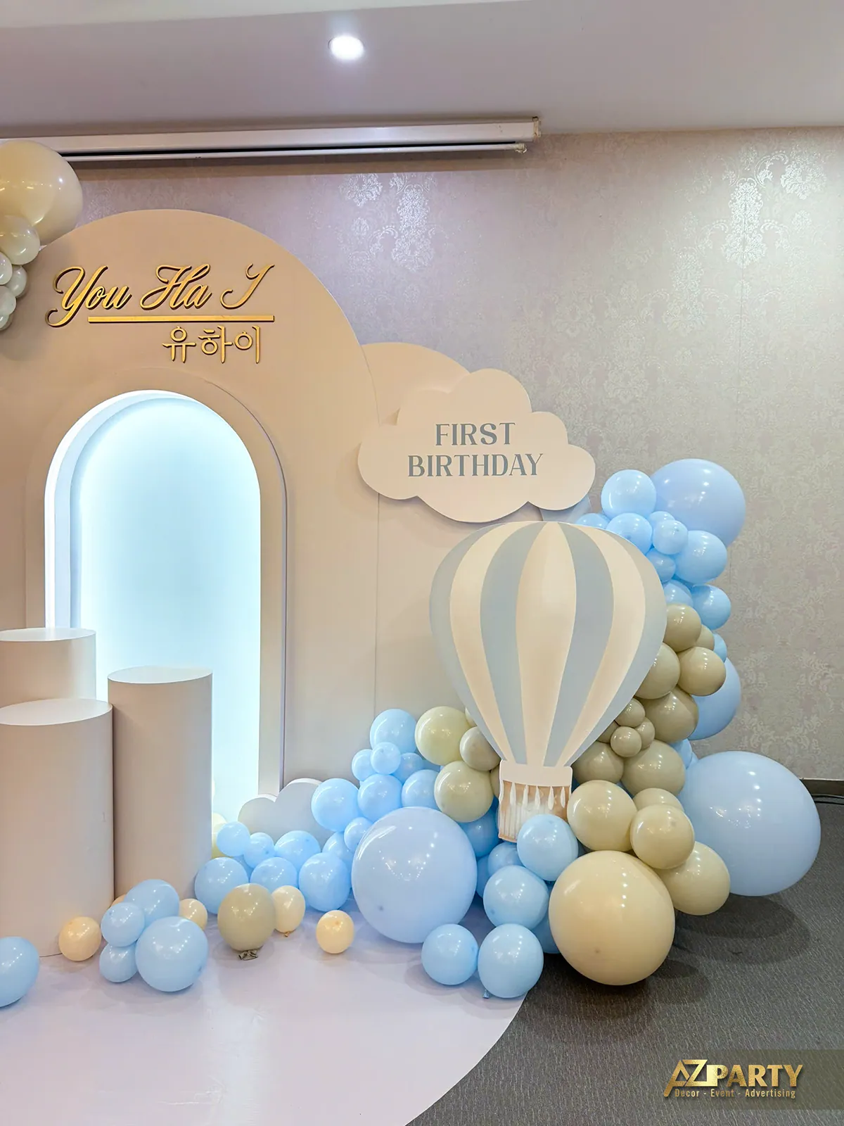 Chi tiết khinh khí cầu và cụm bong bóng bên phải backdrop thôi nôi