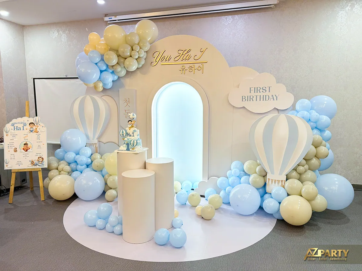 Mặt chính backdrop thôi nôi You Ha J với vòm cửa sáng và bục bánh