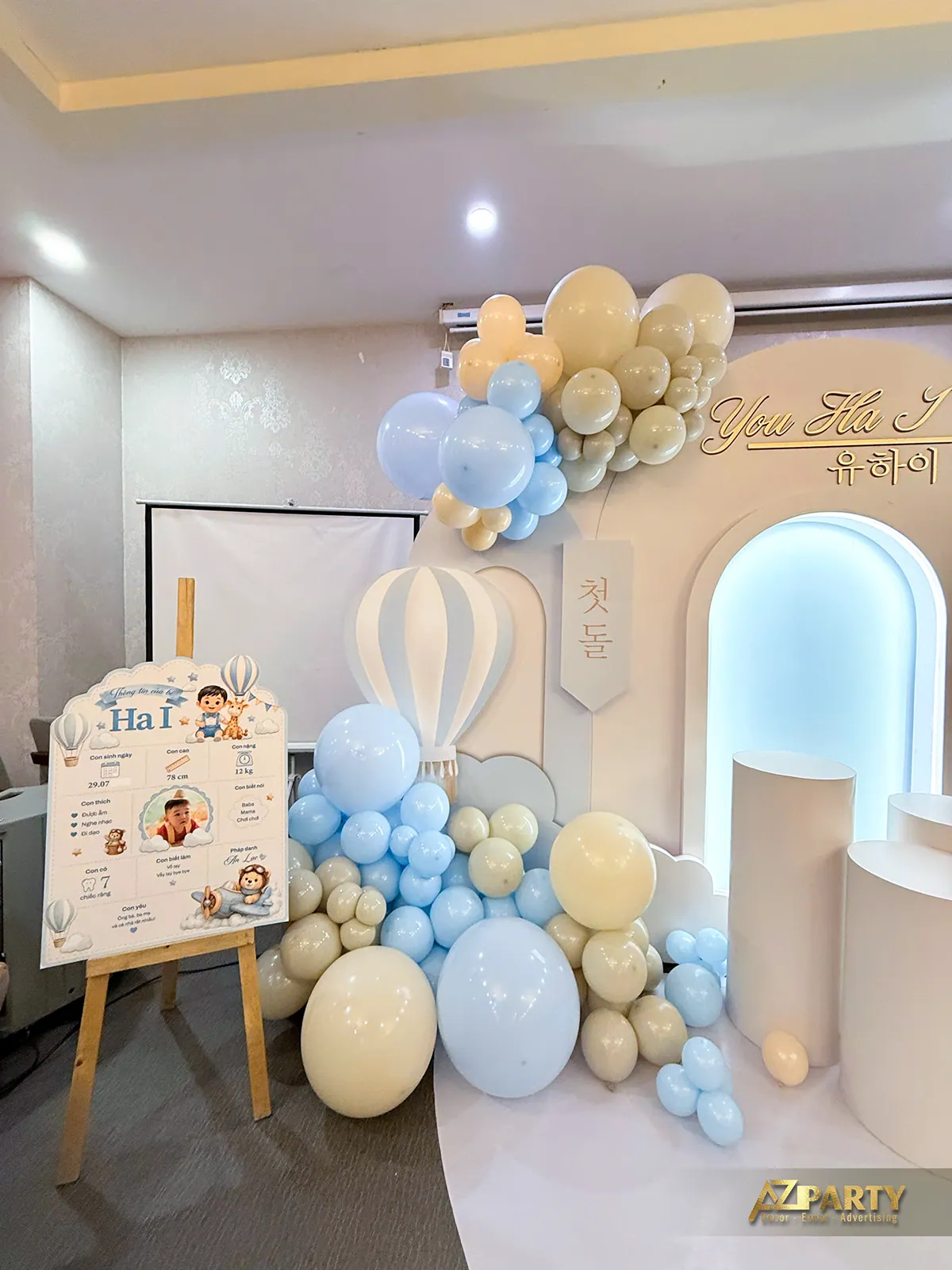 Cận cảnh cụm bong bóng và khinh khí cầu bên trái backdrop