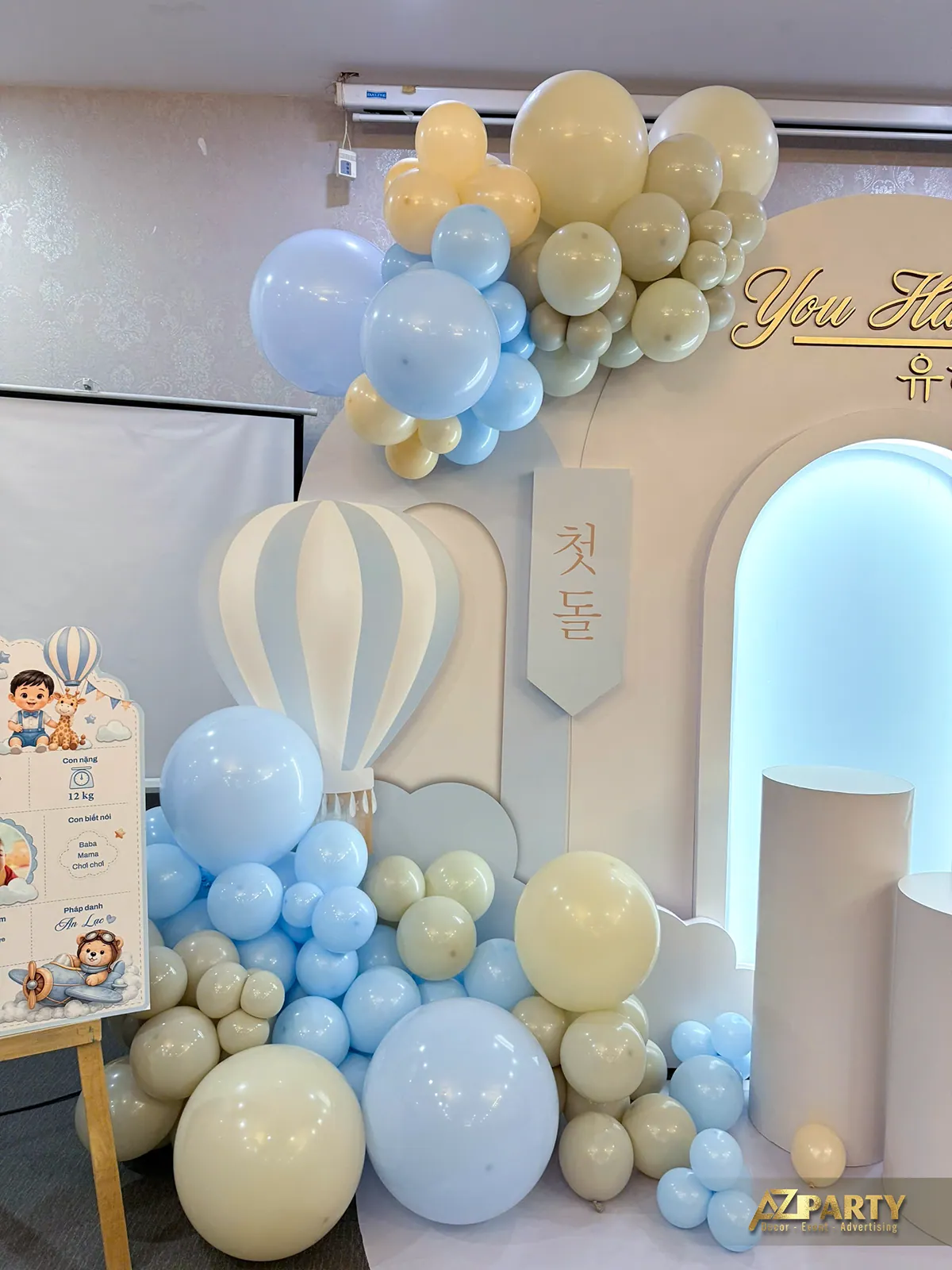 Chi tiết vòm cửa phát sáng, bục bánh và tên bé You Ha J