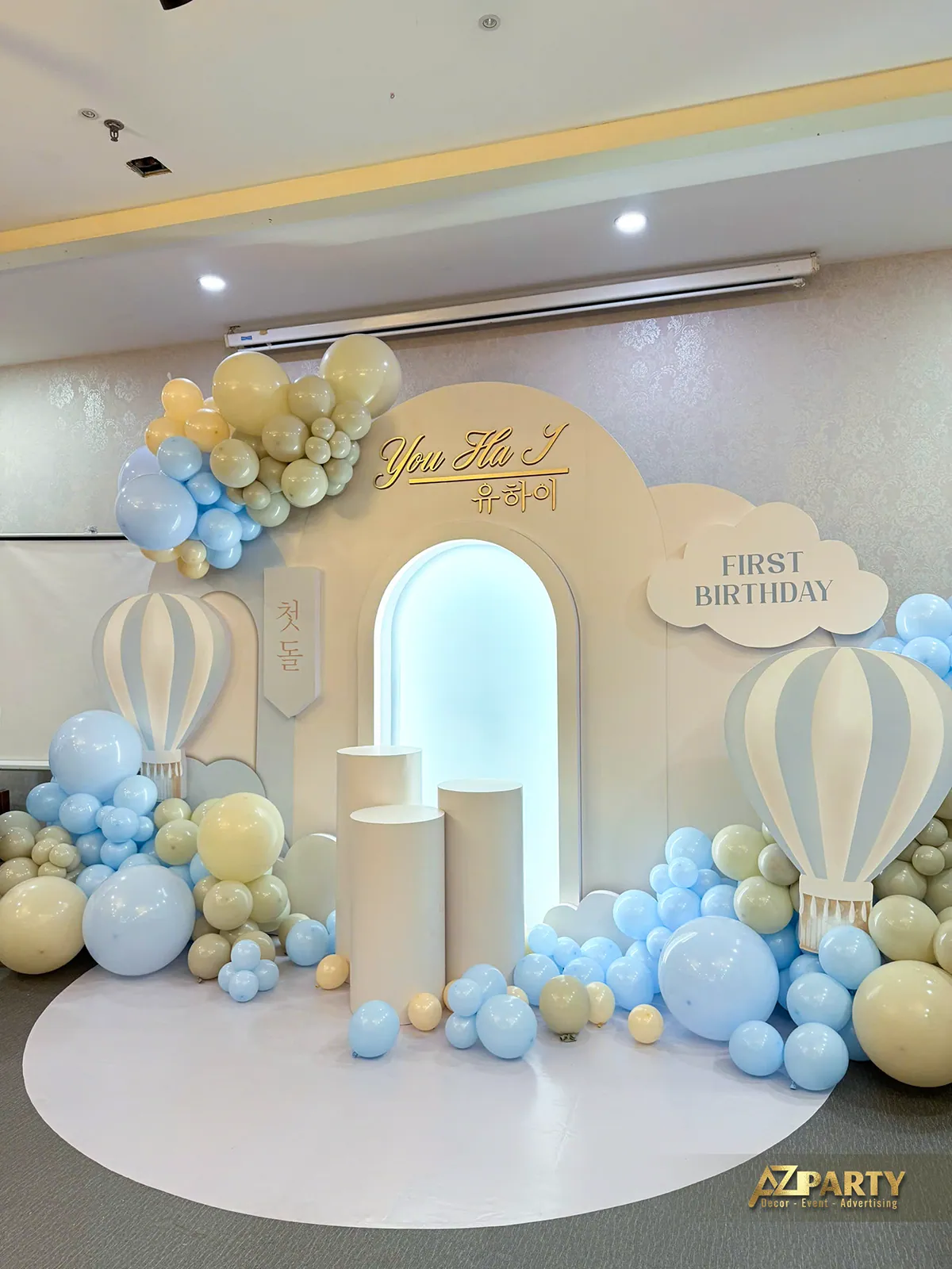 Toàn cảnh góc trang trí thôi nôi bé You Ha J với khinh khí cầu và bong bóng pastel