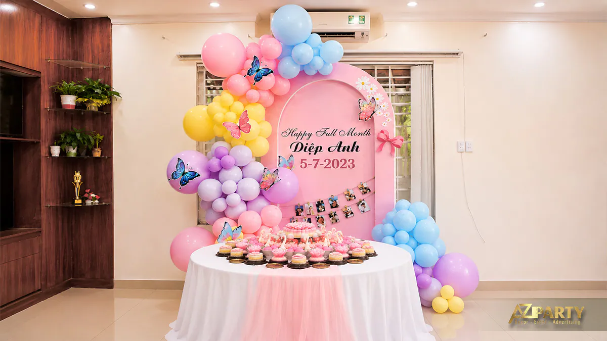Toàn cảnh bàn tiệc gallery đầy tháng bé Diệp Anh được chuẩn bị chu đáo ngay tại không gian phòng khách ấm cúng