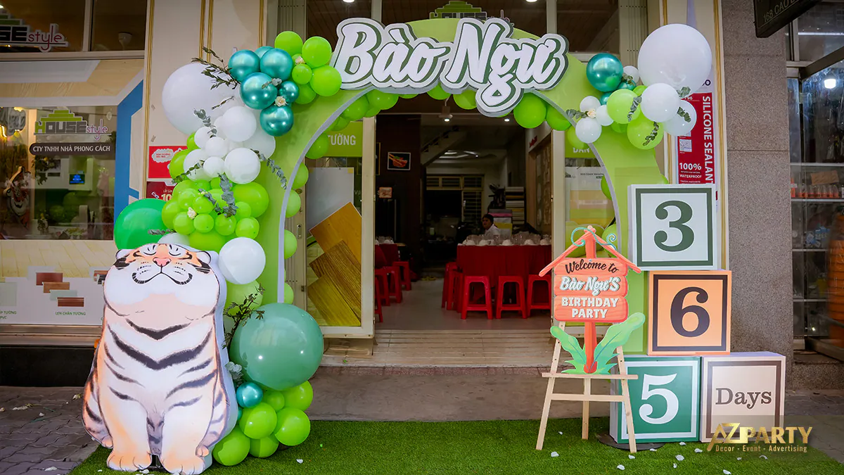 Cổng chào bong bóng màu xanh tươi mát tại lối vào tiệc thôi nôi bé Bào Ngư