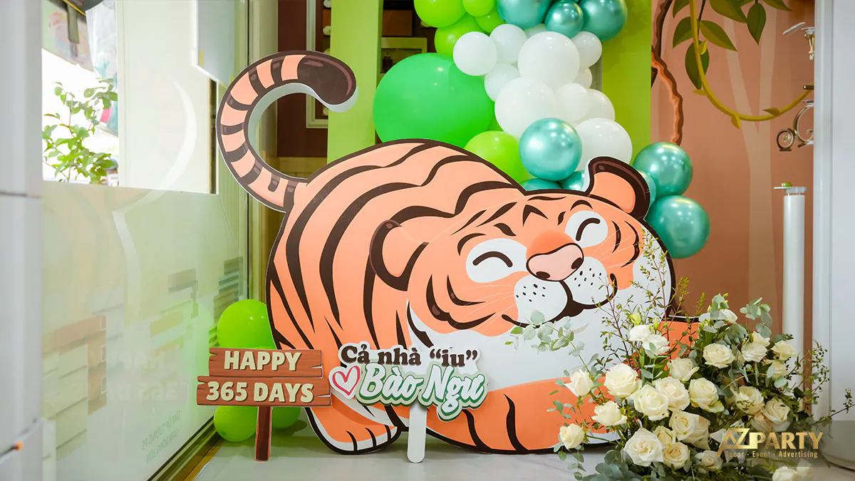 Mô hình chú hổ con mập mạp đáng yêu ghi dòng chữ Happy 365 Days mừng thôi nôi bé