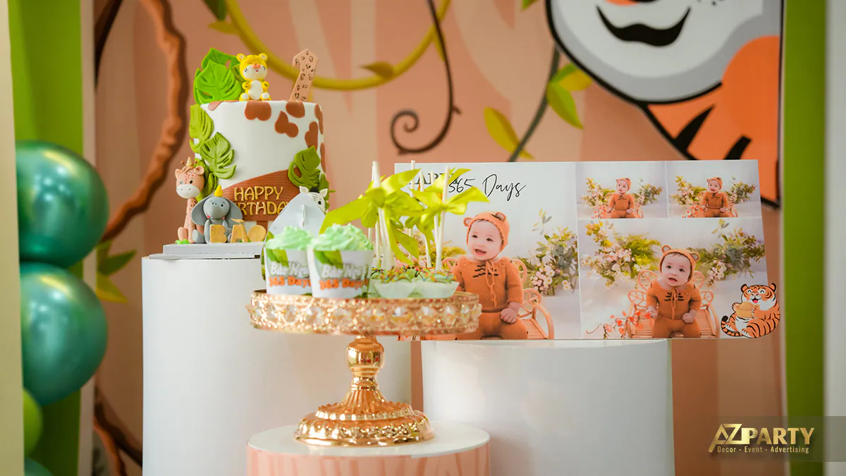 Cận cảnh bánh kem tạo hình hươu cao cổ, voi con và ảnh kỷ niệm 365 ngày của bé Bào Ngư
