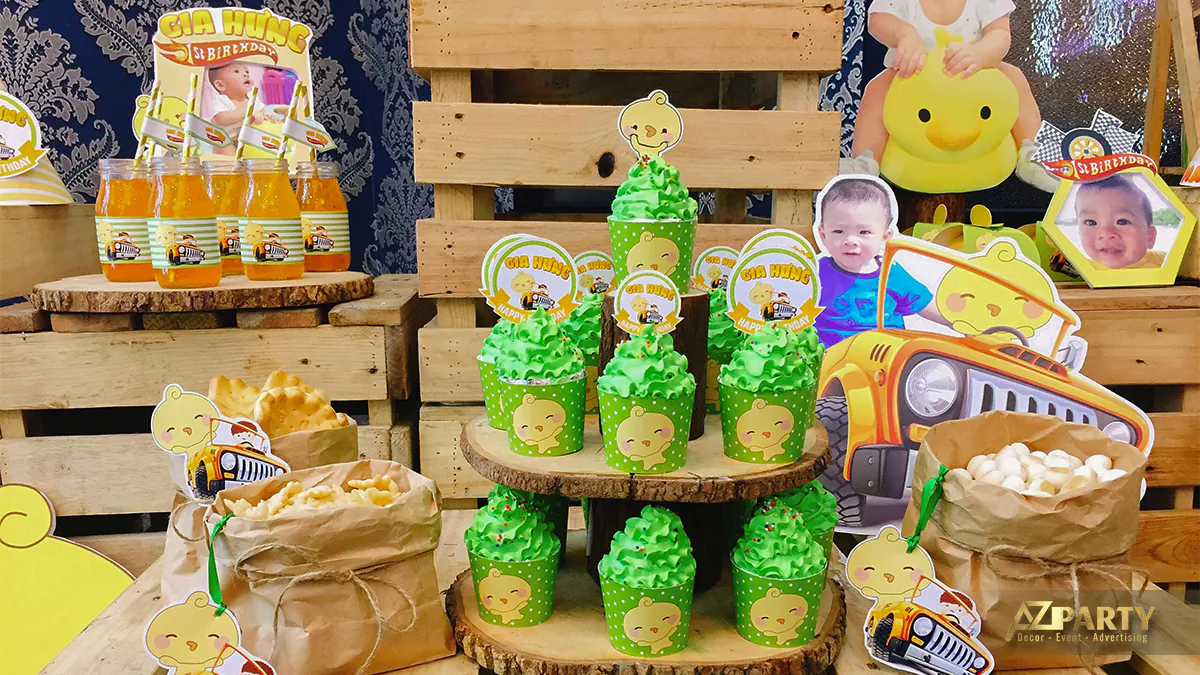 Chi tiết bàn gallery thôi nôi bé Gia Hưng với tháp cupcake kem xanh lá mộc mạc và các hình vẽ chú gà con tinh nghịch