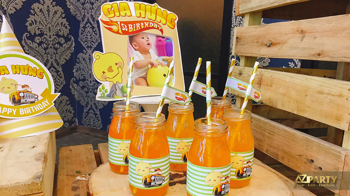 Những chai nước cam ép ngọt ngào được dán nhãn chú gà con thiết kế riêng cho tiệc thôi nôi của bé Gia Hưng