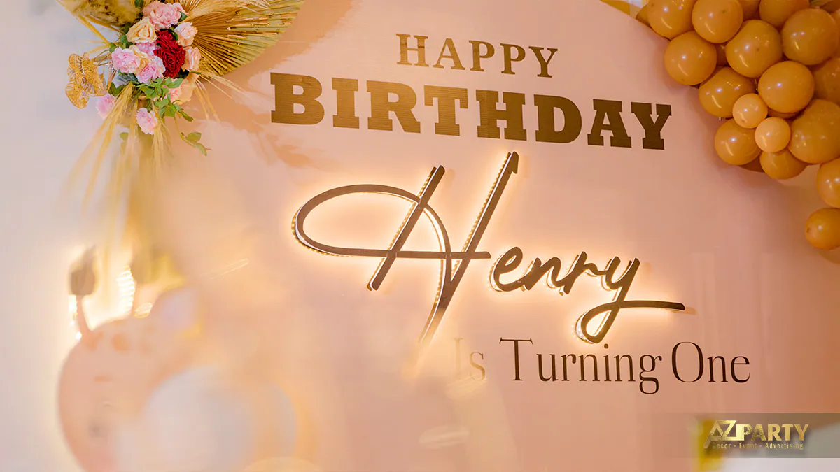 Chi tiết bảng tên bé Henry bằng chất liệu mica vàng gương có đèn led hắt sáng ấm áp