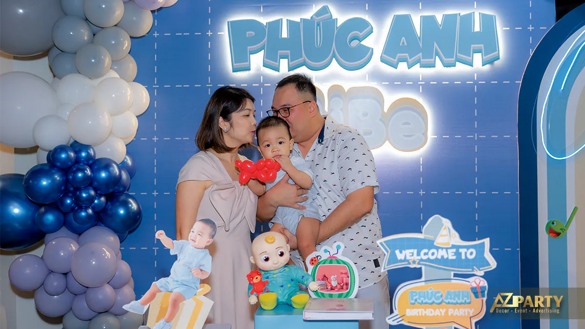 Ba mẹ trao nụ hôn yêu thương cho bé Phúc Anh trong tiệc sinh nhật đầu đời