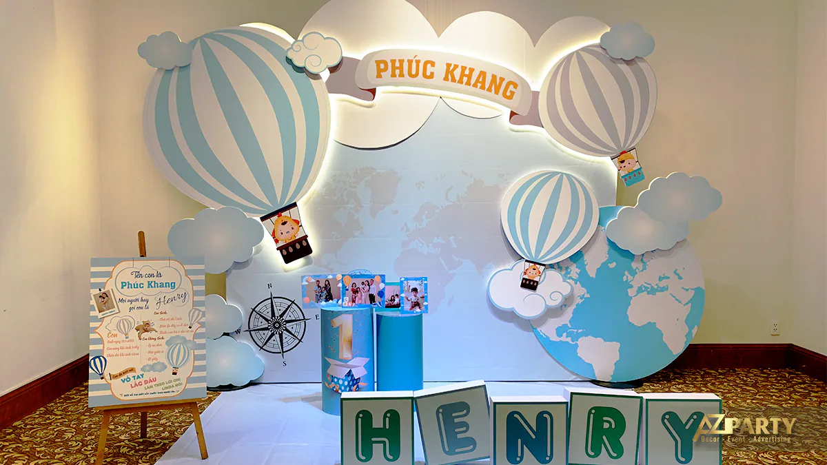 Sân khấu trang trí thôi nôi bé Phúc Khang lấy cảm hứng từ chuyến bay khinh khí cầu khám phá thế giới