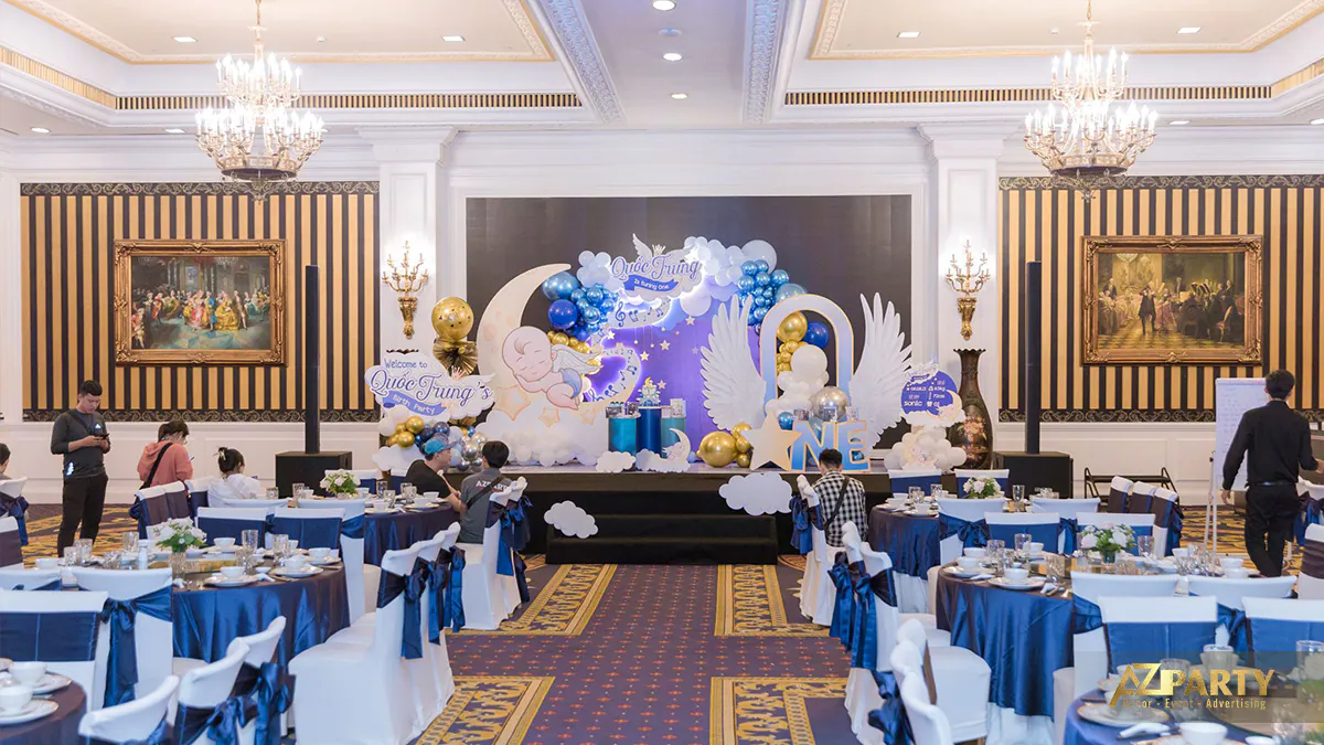 Toàn cảnh phòng tiệc nhà hàng sang trọng được trang hoàng lộng lẫy cho tiệc thôi nôi bé Quốc Trung với tông màu xanh dương