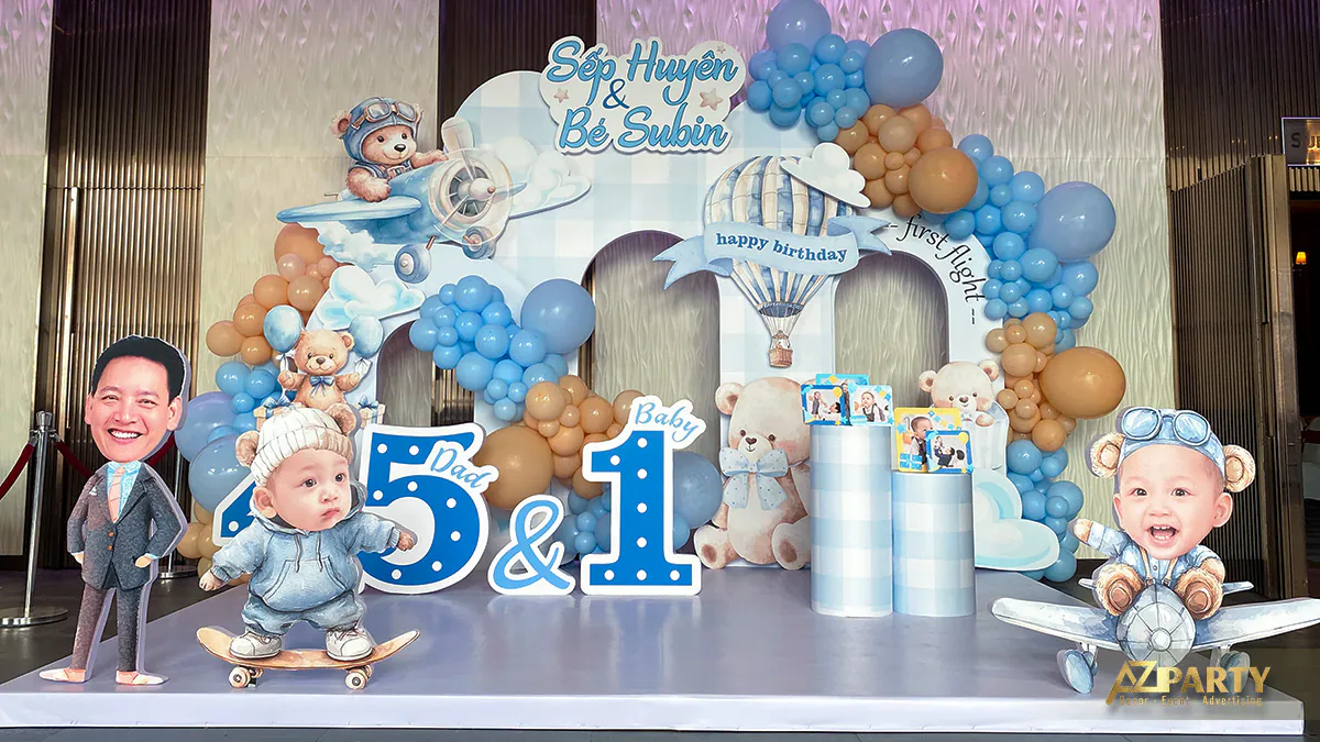 Toàn cảnh sân khấu photobooth trang trí tiệc thôi nôi bé Subin kết hợp mừng tuổi 45 của bố Huyên độc đáo và sáng tạo