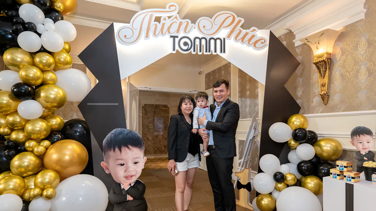 Cổng chào hình chiếc áo vest tuxedo độc đáo tại lối vào tiệc thôi nôi bé Tommi