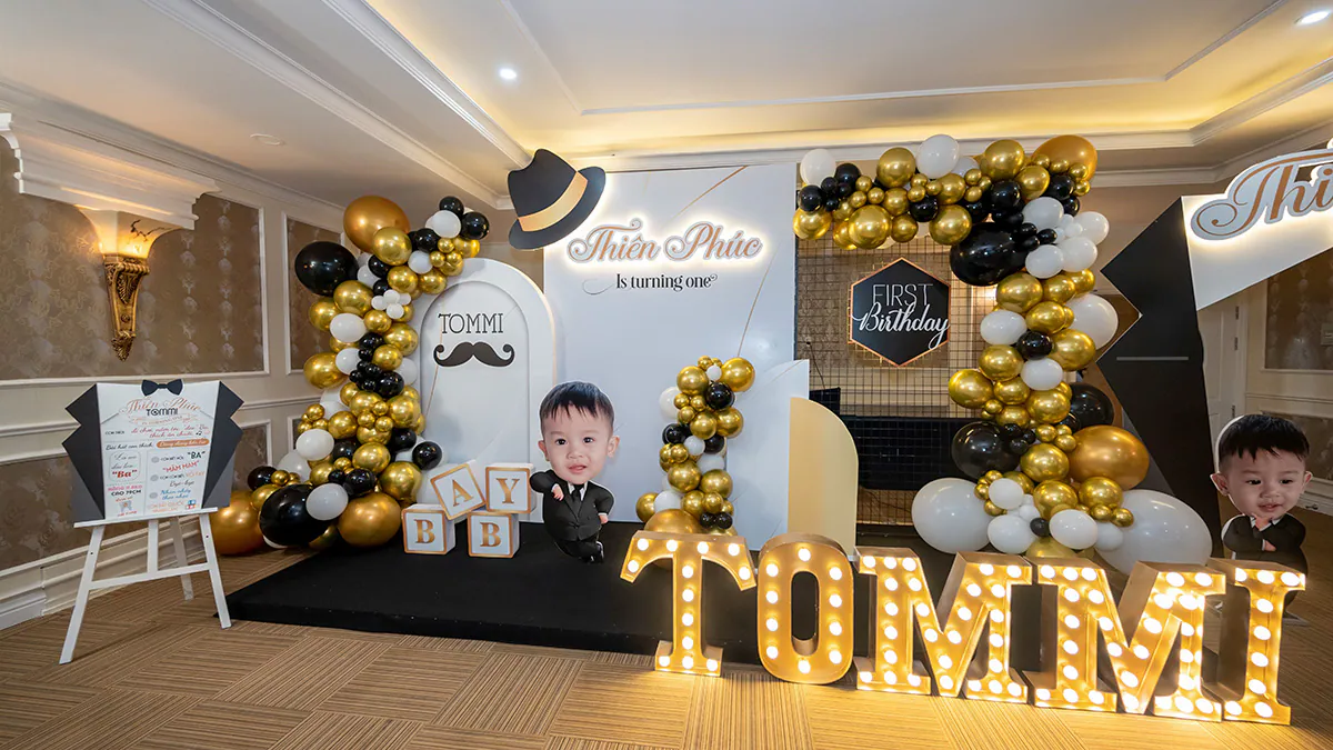 Toàn cảnh sân khấu thôi nôi bé Thiên Phúc (Tommi) với phông nền Boss Baby chủ đạo