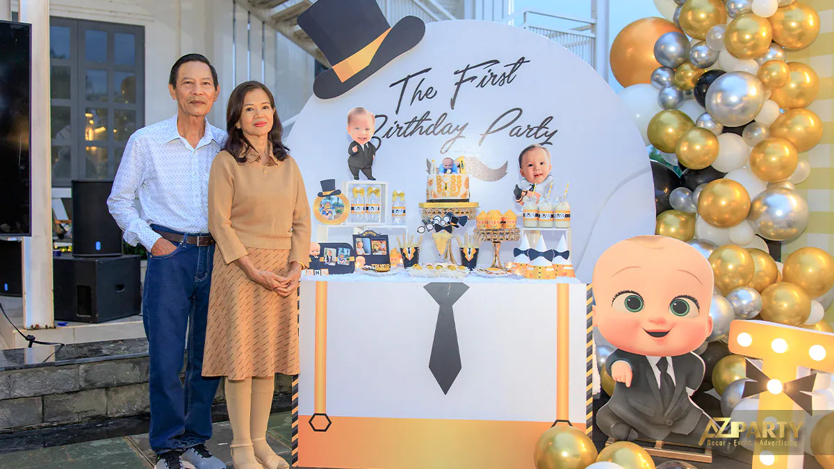 Bàn gallery tiệc thôi nôi được thiết kế theo hình chiếc áo sơ mi thắt cà vạt ngộ nghĩnh