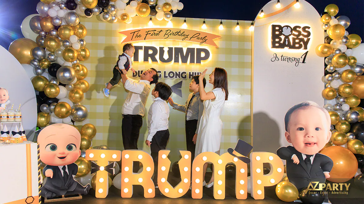 Cả gia đình cùng nâng niu chúc mừng sinh nhật đầu tiên của bé Trump trên sân khấu
