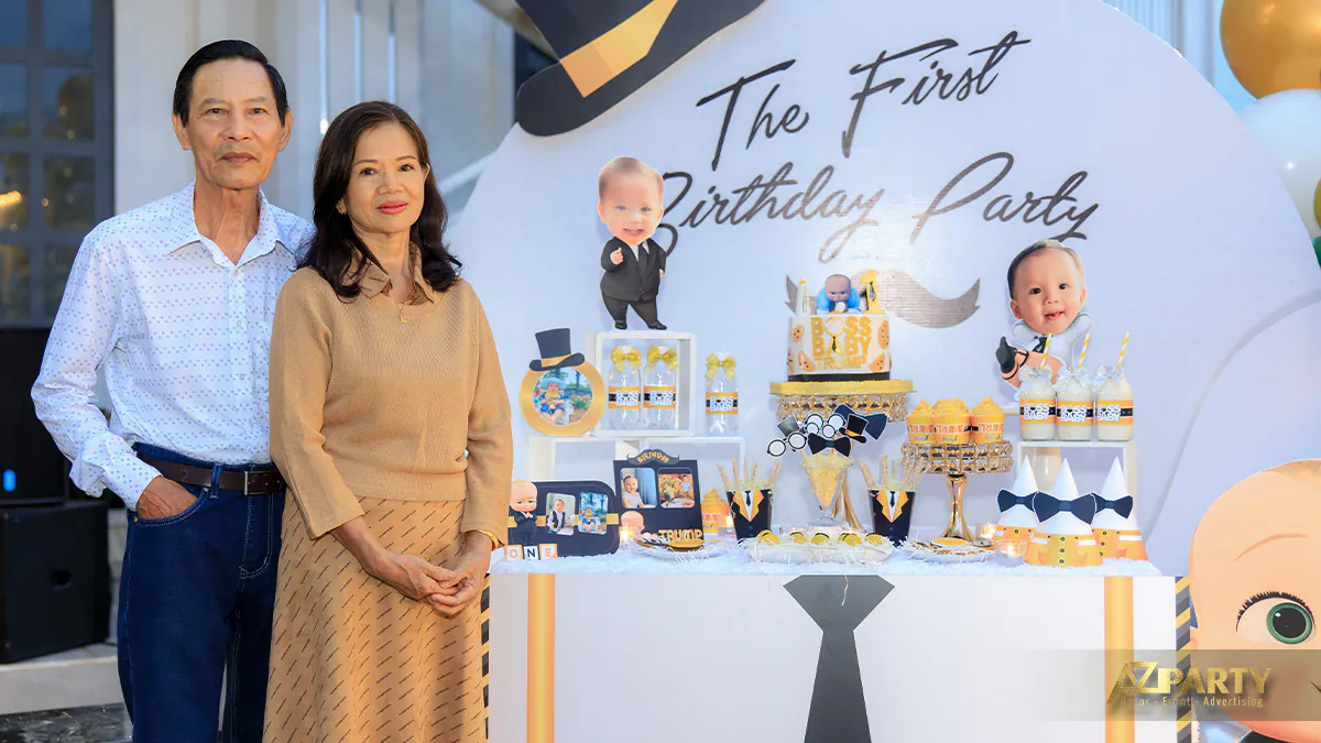 Bàn gallery trang trí many chi tiết mô phỏng nhân vật nhóc trùm Boss Baby tinh nghịch