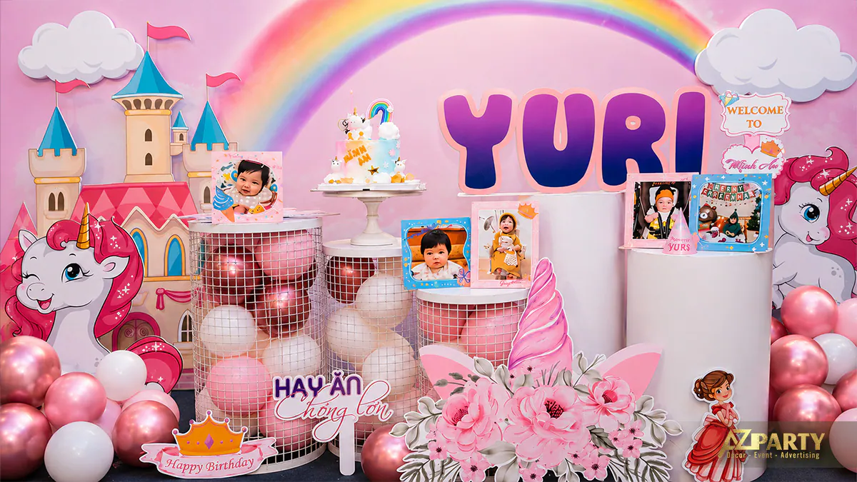 Khu vực trang trí tiệc thôi nôi bé Yuri chủ đề lâu đài cổ tích và kỳ lân hồng dễ thương