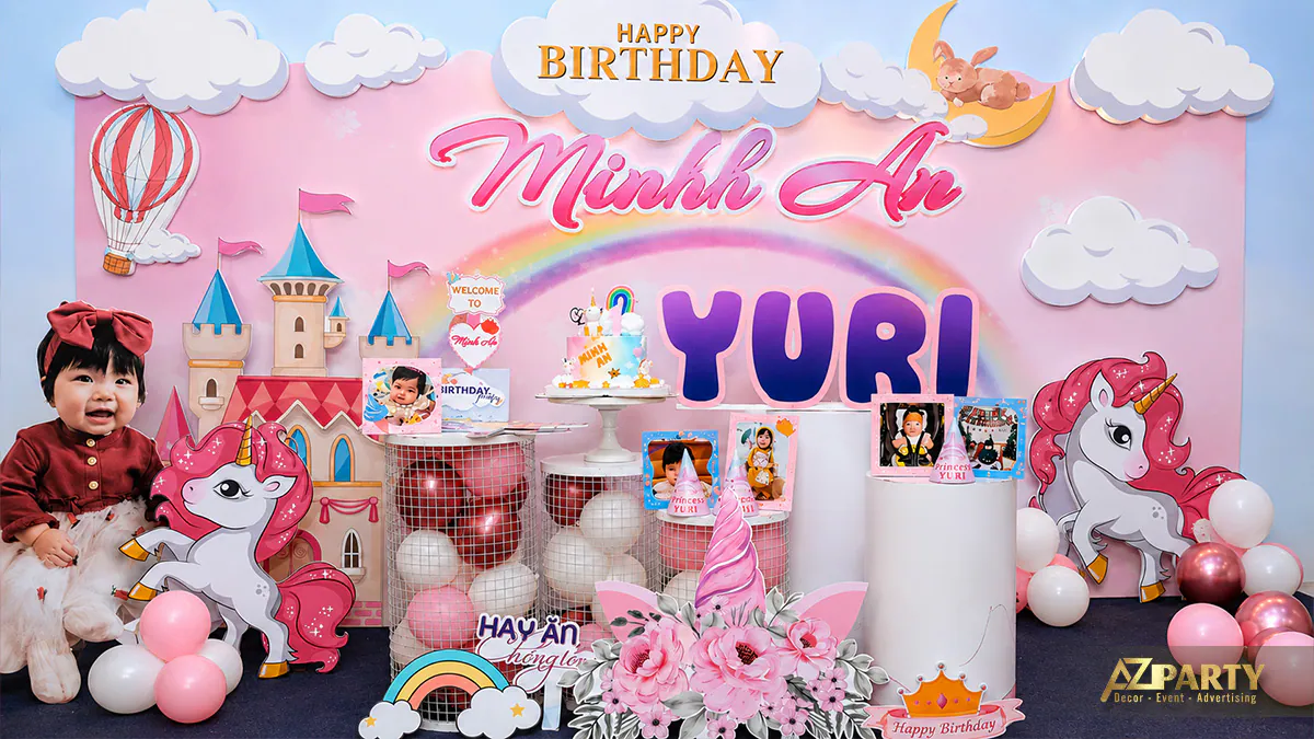 Cô bé Yuri xinh xắn ngồi ngoan ngoãn bên cạnh mô hình ngựa một sừng unicorn hồng