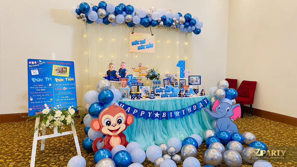 Không gian check-in tiệc thôi nôi đôi ấm cúng trong nhà hàng nổi bật với mô hình khỉ và voi hoạt hình ngộ nghĩnh