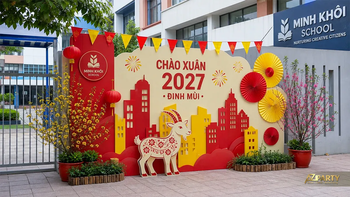 Backdrop Tết ngoài trời tại Trường Minh Khôi với hình dê, quạt giấy, hoa mai và hoa đào