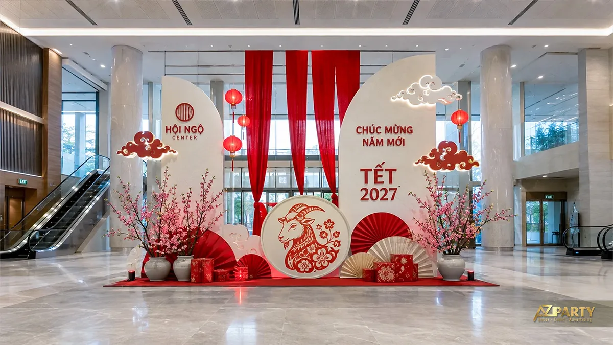 Tiểu cảnh check-in Tết tại Hội Ngộ Center với vách trắng uốn lượn, rèm đỏ và cây đào