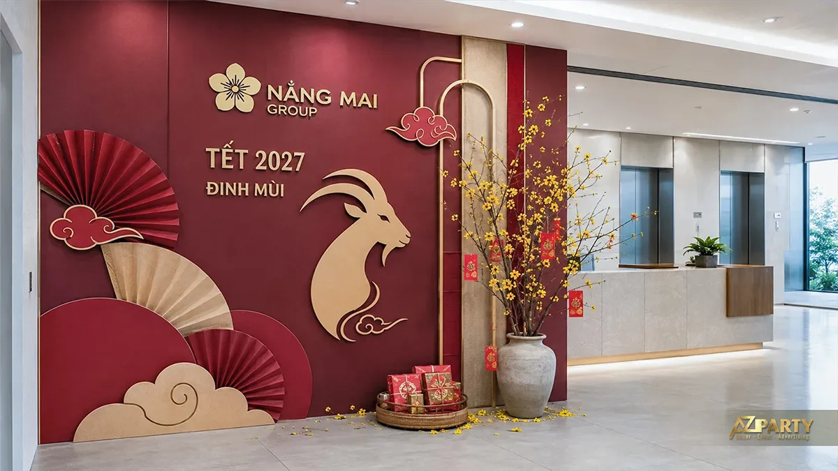 Mảng tường Tết tại văn phòng Nắng Mai Group với dê vàng, quạt đỏ, mây cách điệu và cành mai