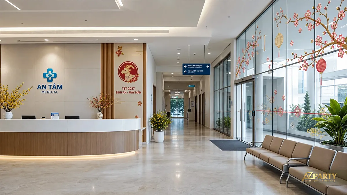 Sảnh An Tâm Medical trang trí decal hoa đào trên kính, huy hiệu dê và các bình mai nhỏ