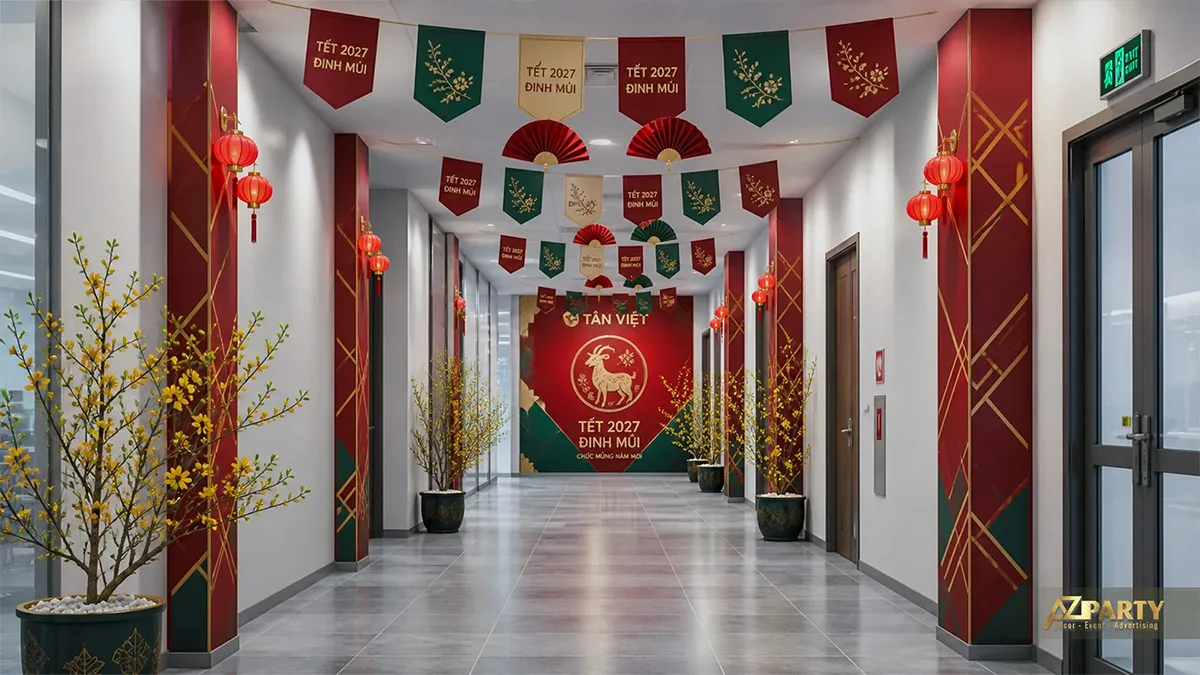 Hành lang công ty Tân Việt trang trí cờ treo đỏ xanh, đèn lồng, mai vàng và backdrop dê
