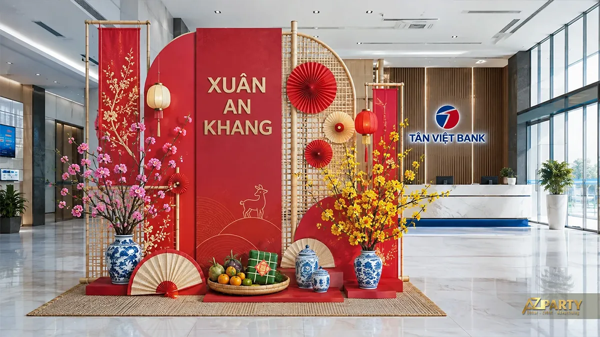 Góc check-in Xuân An Khang tại sảnh Tân Việt Bank với vách tre, bình mai đào và quạt giấy