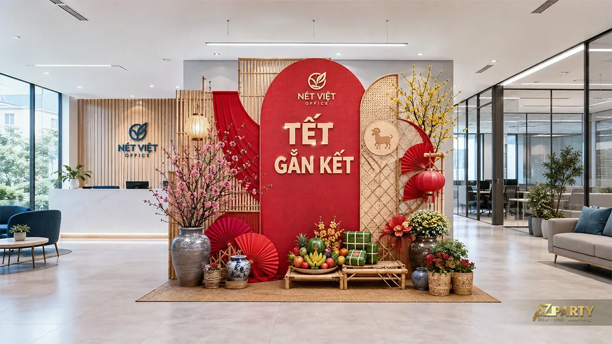 Tiểu cảnh Tết gắn kết tại văn phòng Nét Việt với phông đỏ, mành tre, bánh chưng và mâm quả