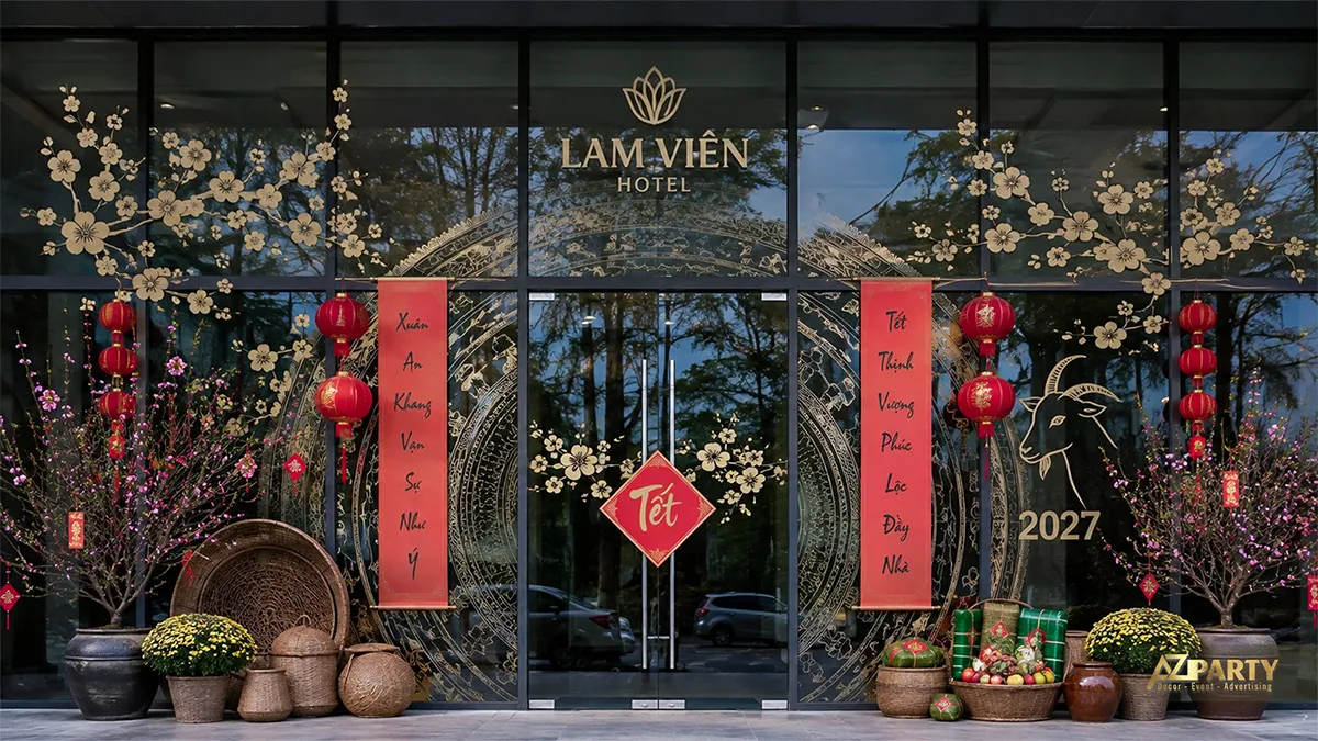Cửa kính Lâm Viên Hotel trang trí họa tiết trống đồng, hoa đào, đèn lồng và câu đối đỏ
