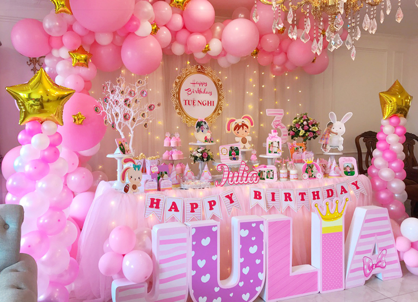 Trang trí tiệc sinh nhật cho bé gái - tone màu hồng