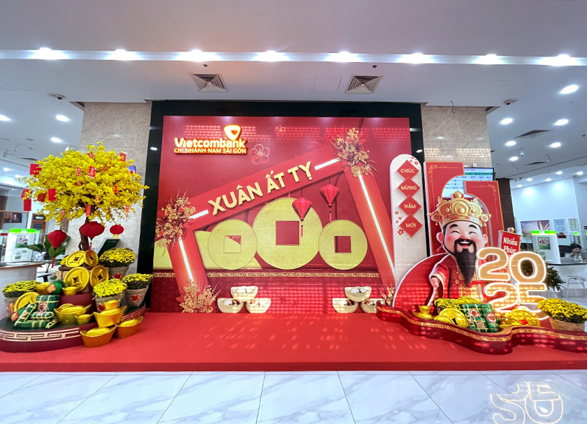 Không gian bừng sáng tại ngân hàng Vietcombank đón xuân 2025