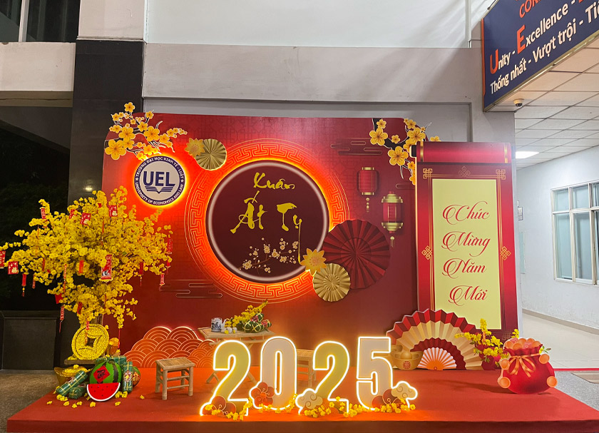Đại học Kinh tế - Luật bừng sáng với không gian trang trí tết độc đáo