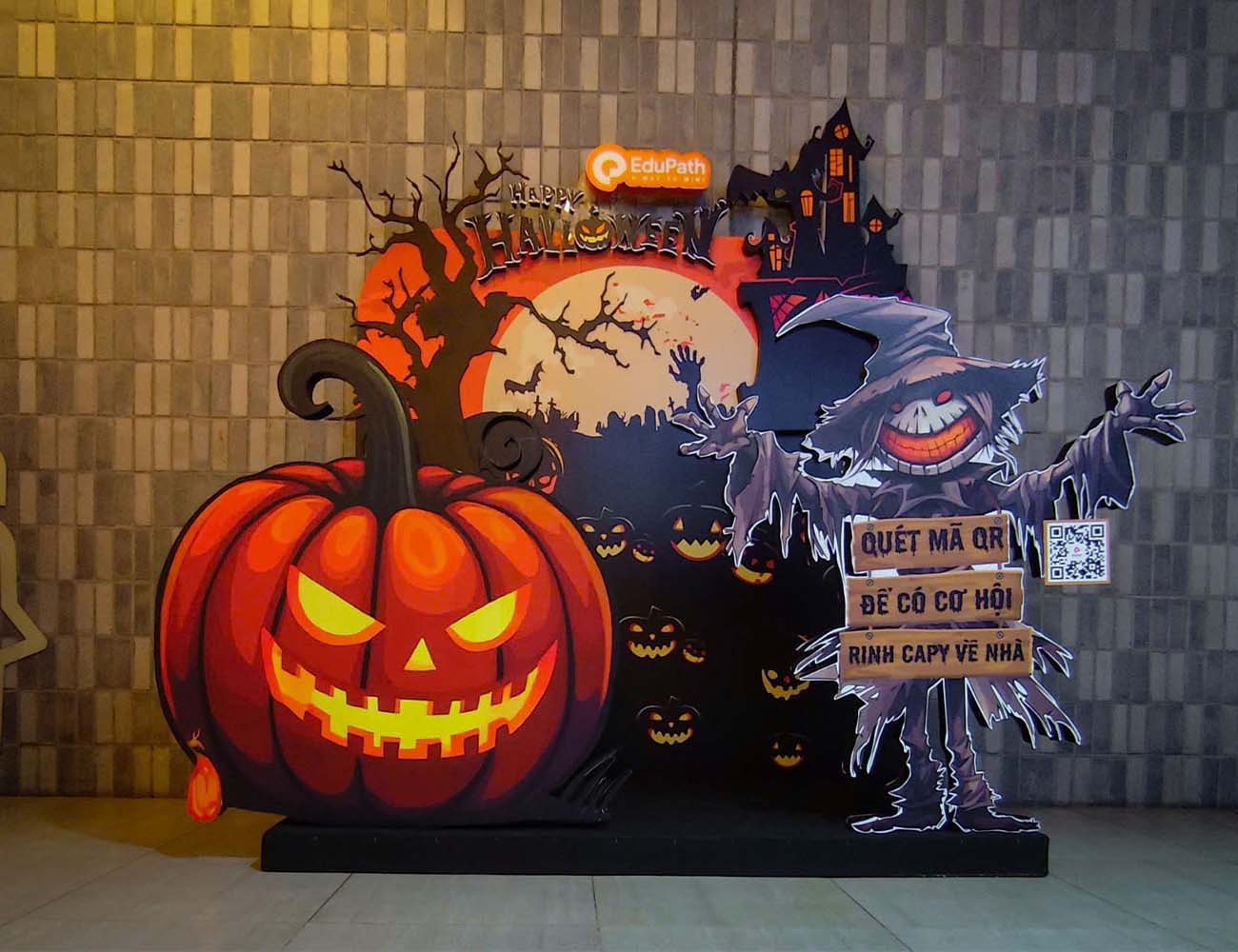 Trang trí booth Halloween cho EduPath với concept ấn tượng