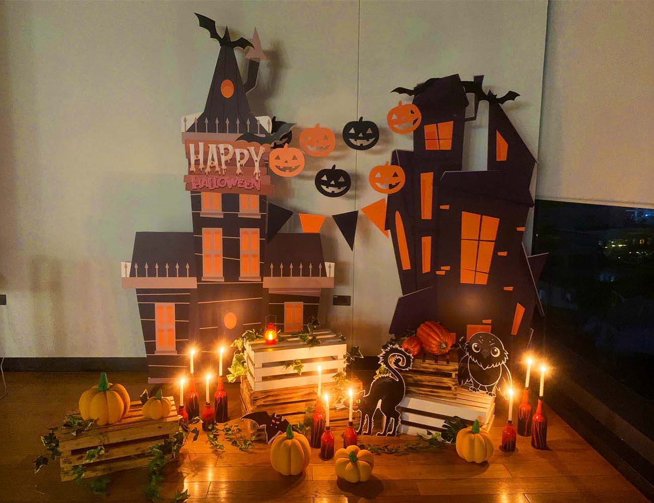 Trang trí Halloween văn phòng công ty Dialectica với tiểu cảnh ma mị