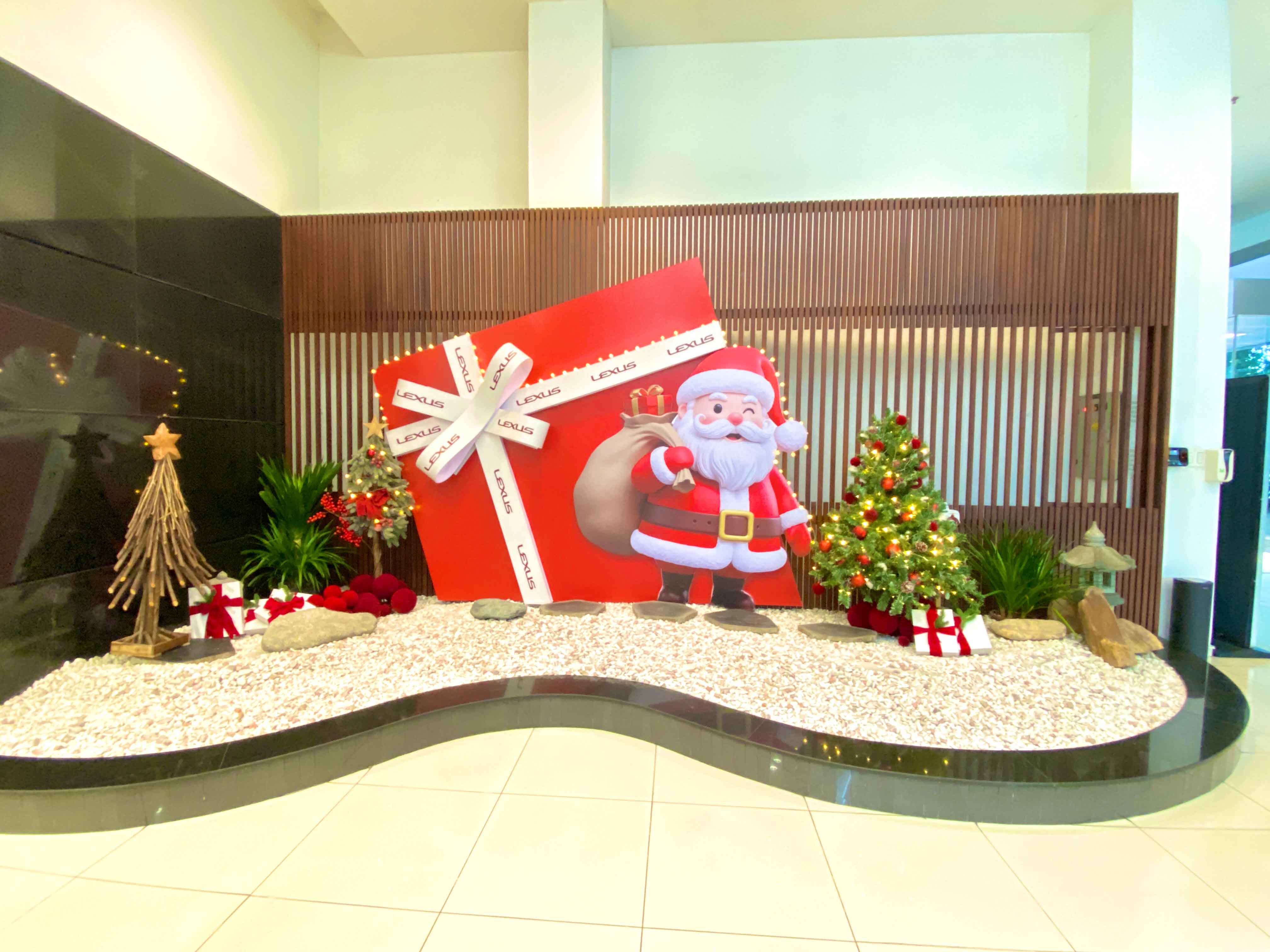 Khám Phá Tiểu Cảnh Noel Hiện Đại & Trendy Tại Showroom Lexus